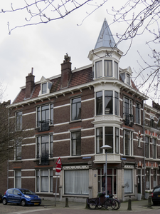 908602 Gezicht op het winkelhoekpand Sweelinckstraat 23 te Utrecht, met links de Deken Roesstraat.N.B. bouwjaar: ...